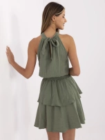 Khaki Musselin Kleid mit Rückenbindung.
