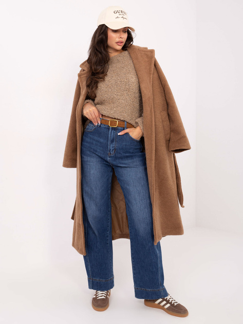 Beżowy sweter boucle z podwijanymi rękawami