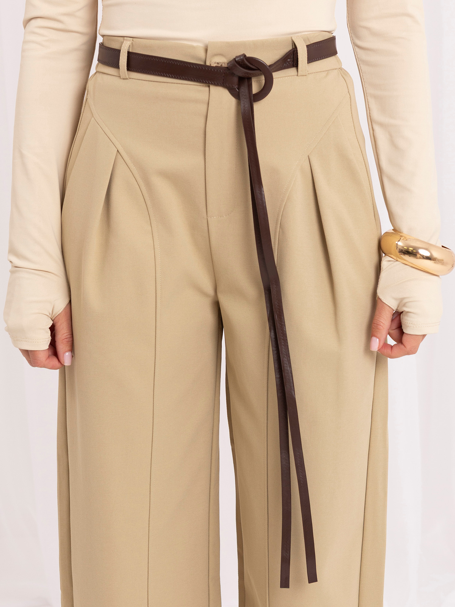 Béžové dámske nohavice culottes s záhybmi.