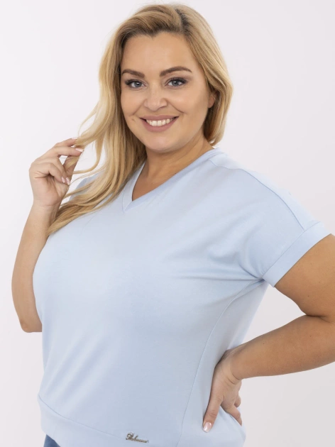 Jasnoniebieska bluzka plus size w jednolitym kolorze