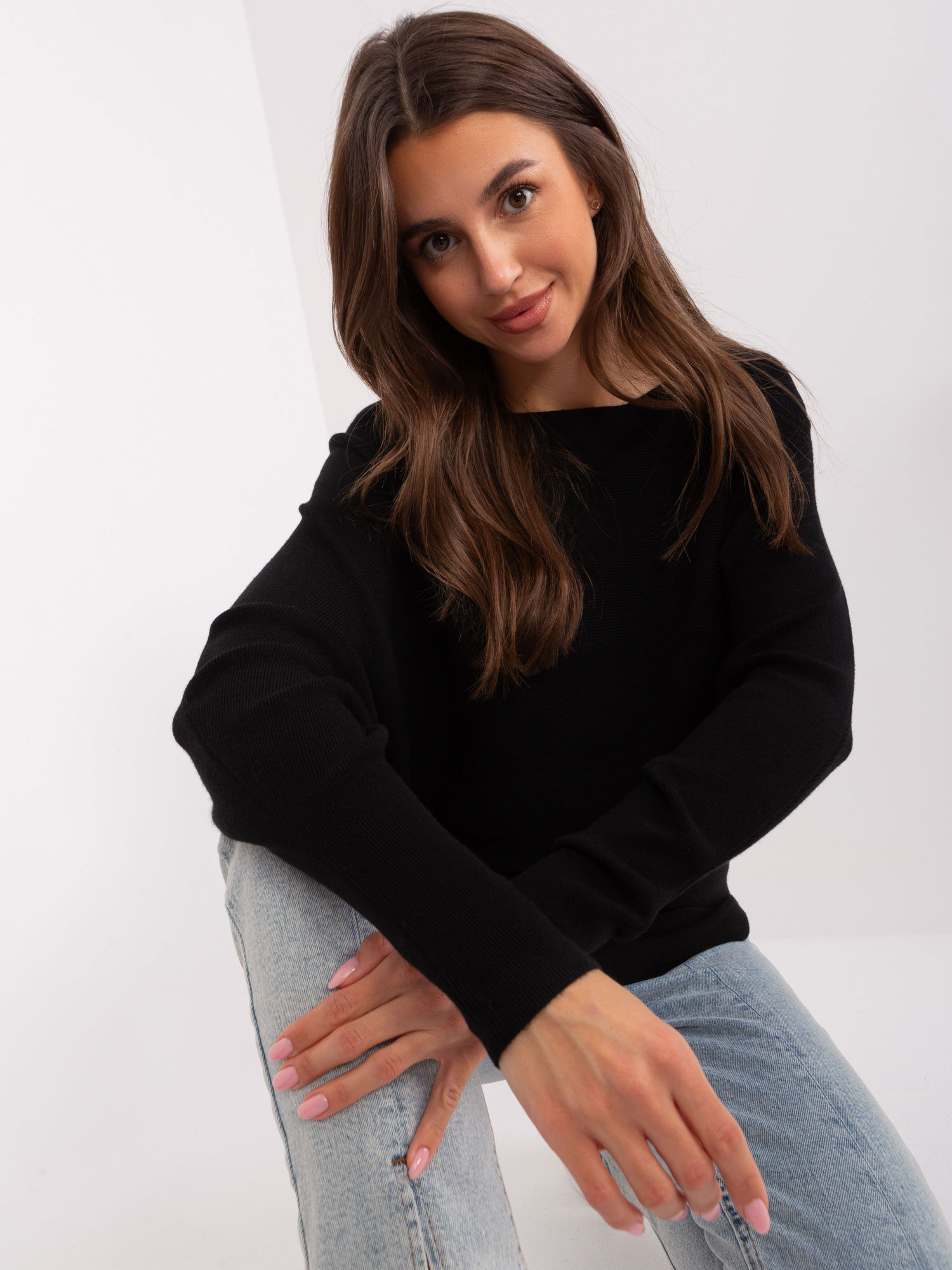 Czarny damski sweter oversize o kroju nietoperza