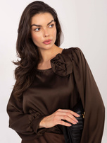 Czekoladowa elegancka bluzka z ozdobną różą