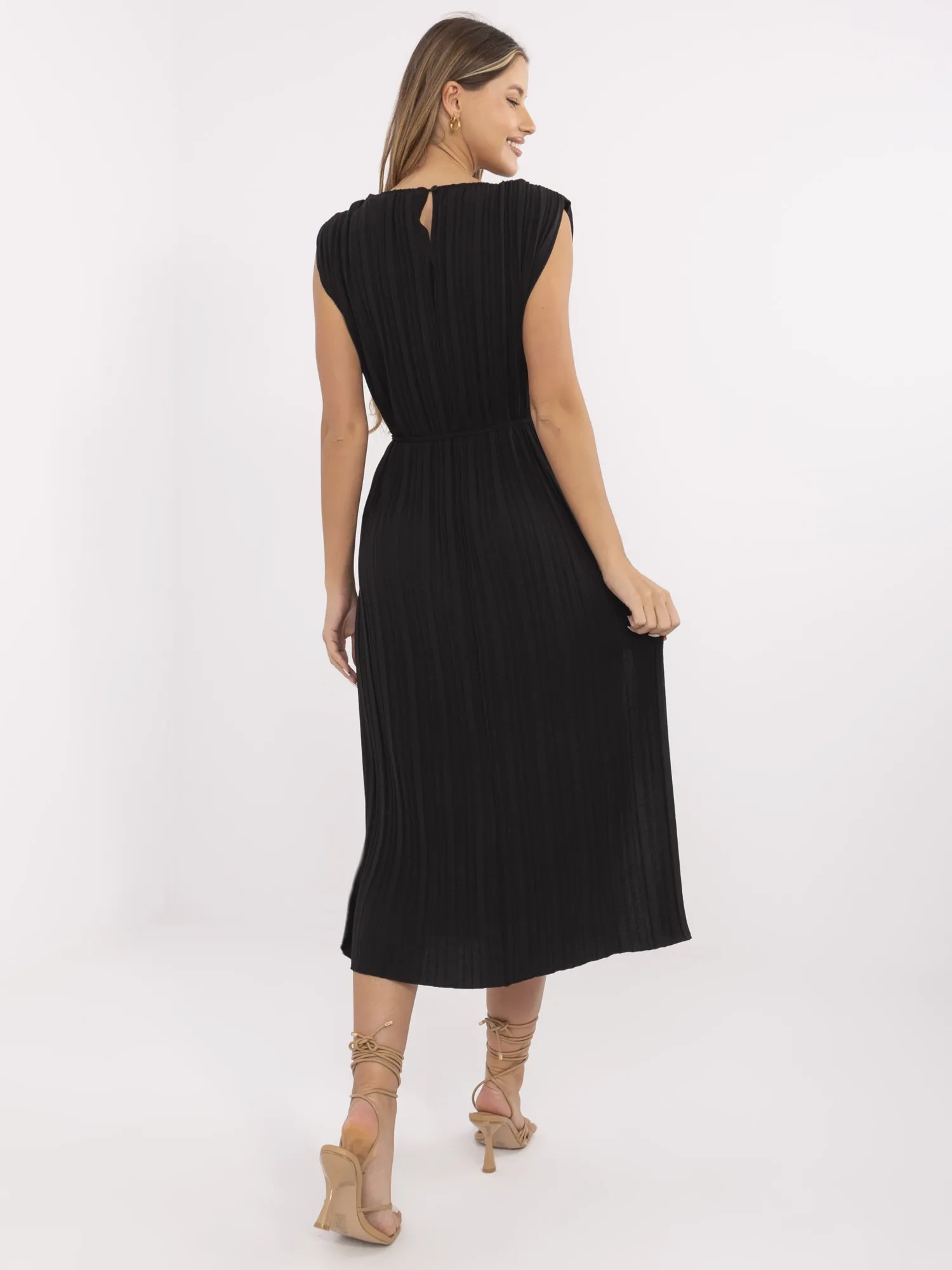 Schwarzes Sommerkleid mit Schulterpolstern.