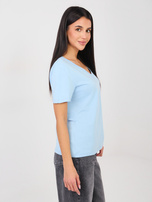 Jasnoniebieski t-shirt basic z dekoltem V RUE PARIS 