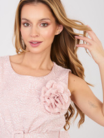 Pastelowa różowa koktajlowa sukienka z broszką RUE PARIS