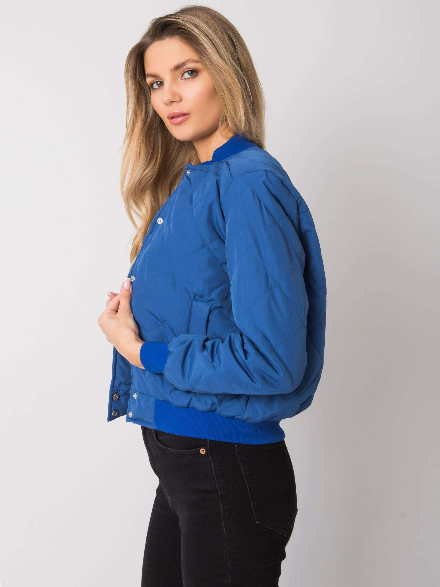 Tmavě modrá prošívaná bomber bunda Sherise.