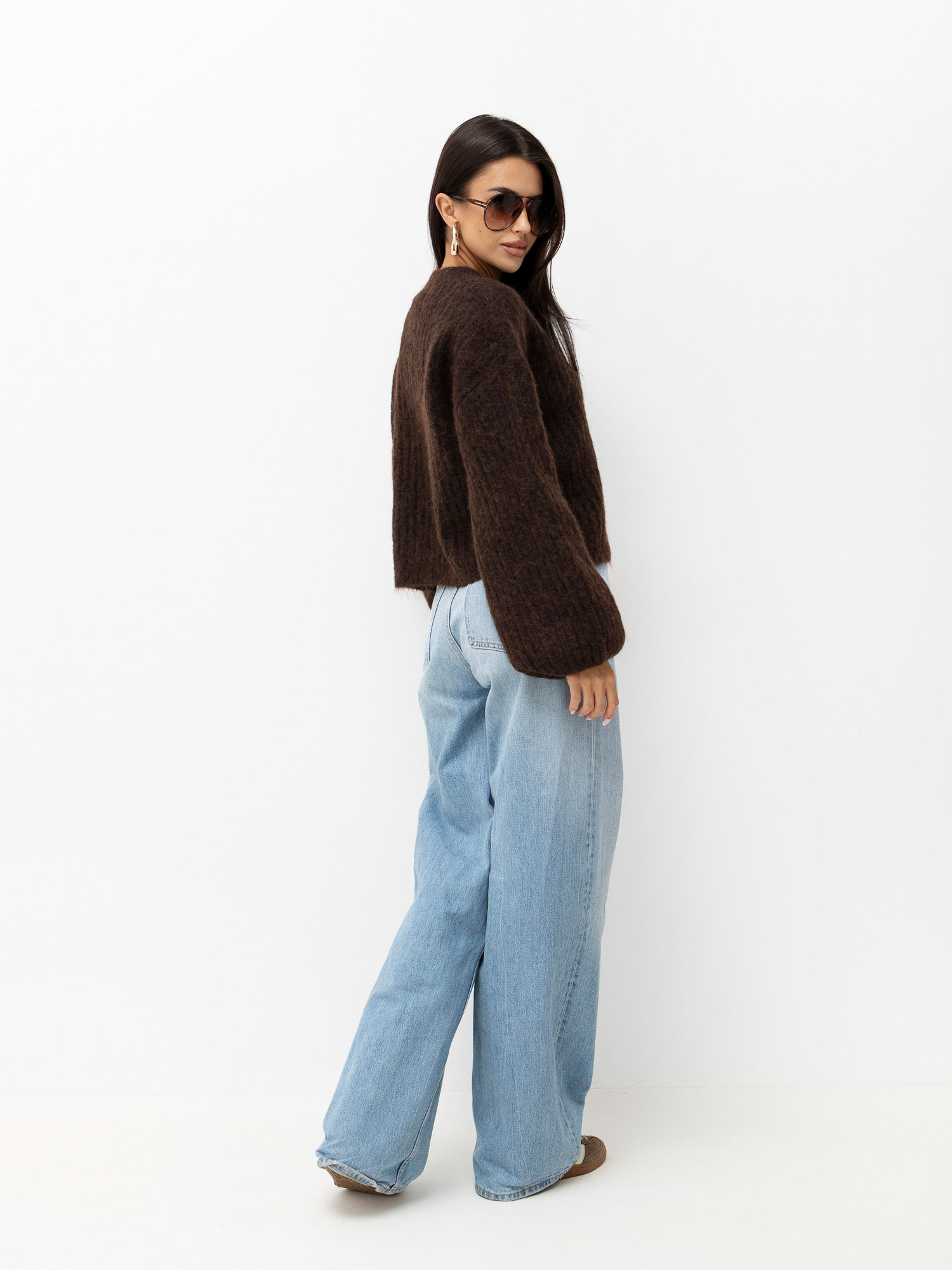 Czekoladowy sweter oversize z domieszką wełny