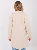 Jasnobeżowy płaszcz z ozdobnym guzikiem 