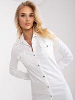 Biała dopasowana sukienka z zapięciem na zatrzaski