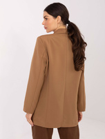 Camelowa marynarka z poduszkami na ramionach