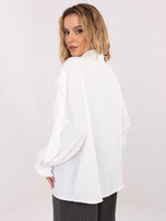 Weiße Bluse mit Rüschen.