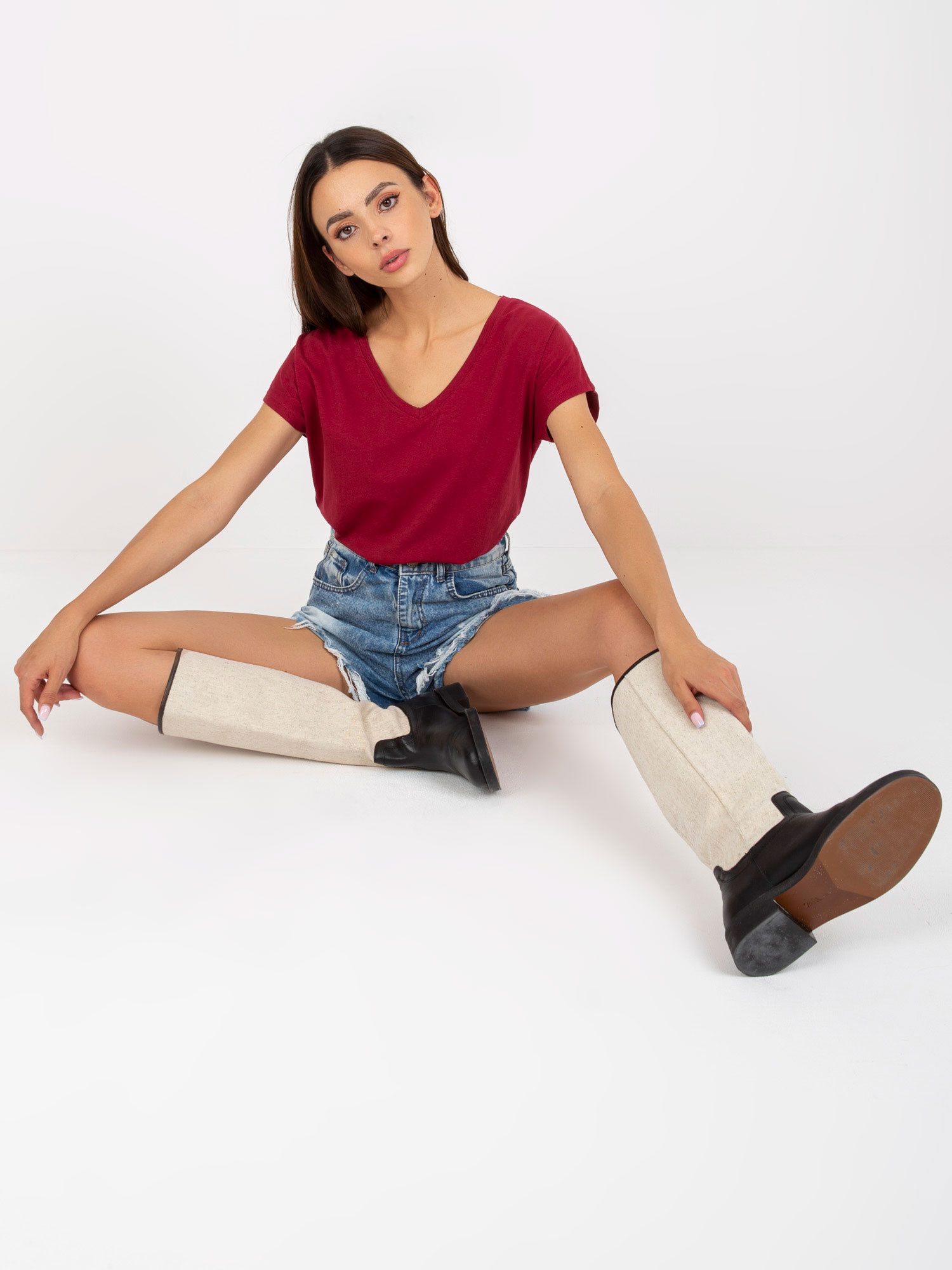 Hurt Bordowy damski t-shirt basic z dekoltem w serek 