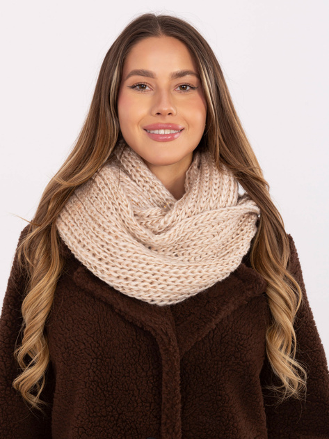 Beżowy ciepły komin z nadrukiem