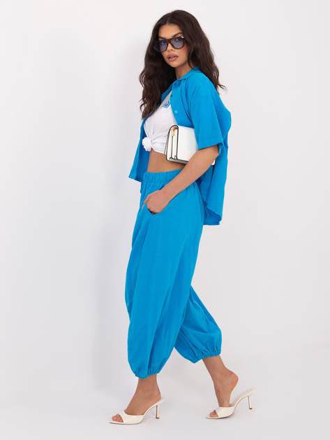 Niebieskie sztruksowe spodnie parachute z nogawką 7/8