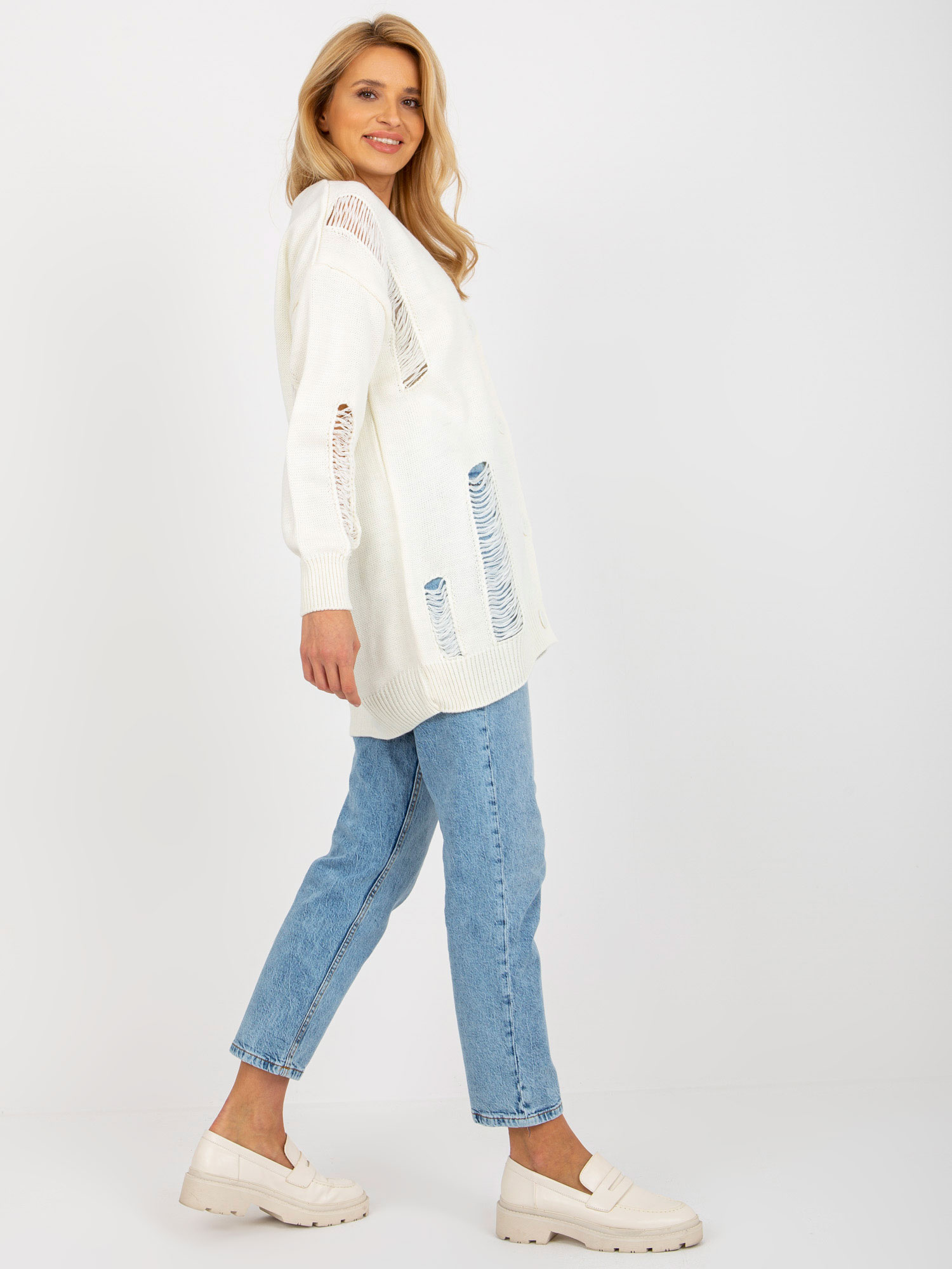 Ecru sweter rozpinany oversize z dziurami RUE PARIS