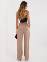 Ciemnobeżowe dresowe spodnie z zakładkami RUE PARIS  