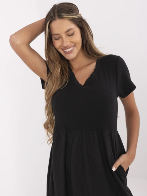 Czarna letnia sukienka z krótkim rękawem