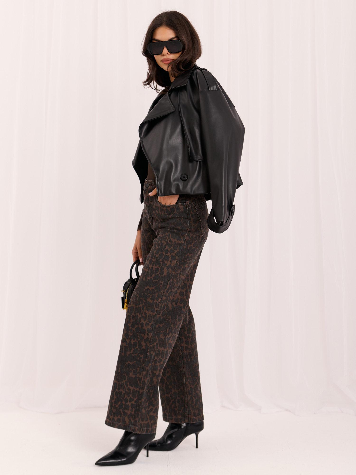 Ciemnobrązowe damskie jeansy wide leg w panterkę