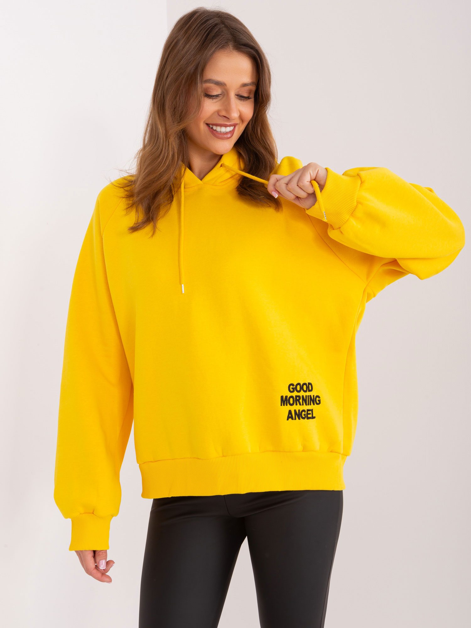 Hurtownia Żółta ocieplana bluza oversize z kapturem i napisem