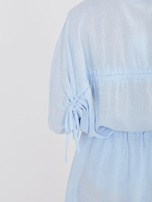 Pastellblaue Sommerbluse mit Leinenanteil.