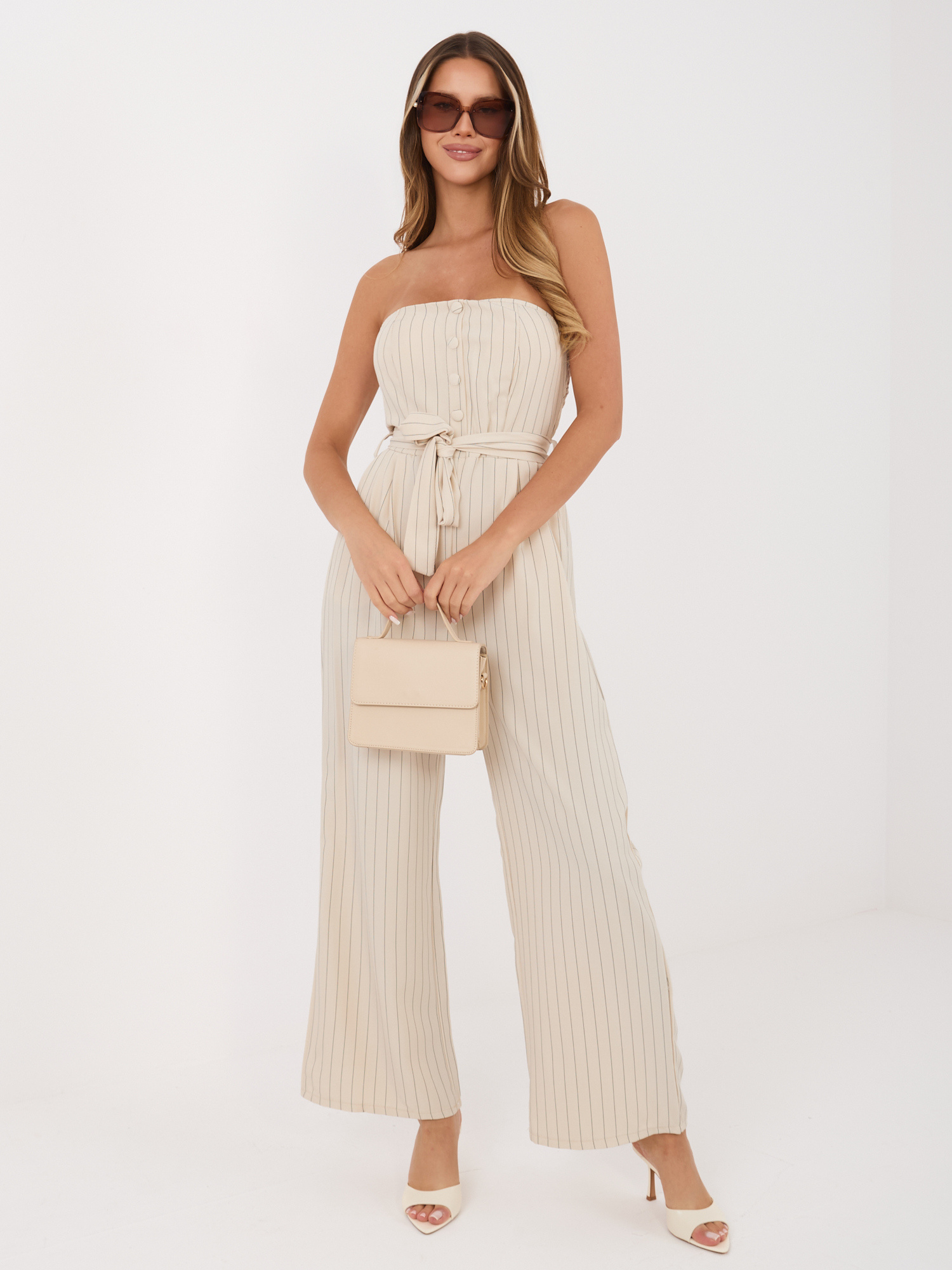 Beżowy elegancki kombinezon z szerokimi nogawkami