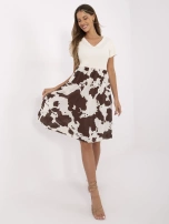 Jasnobeżowa letnia sukienka w zwierzęcy wzór