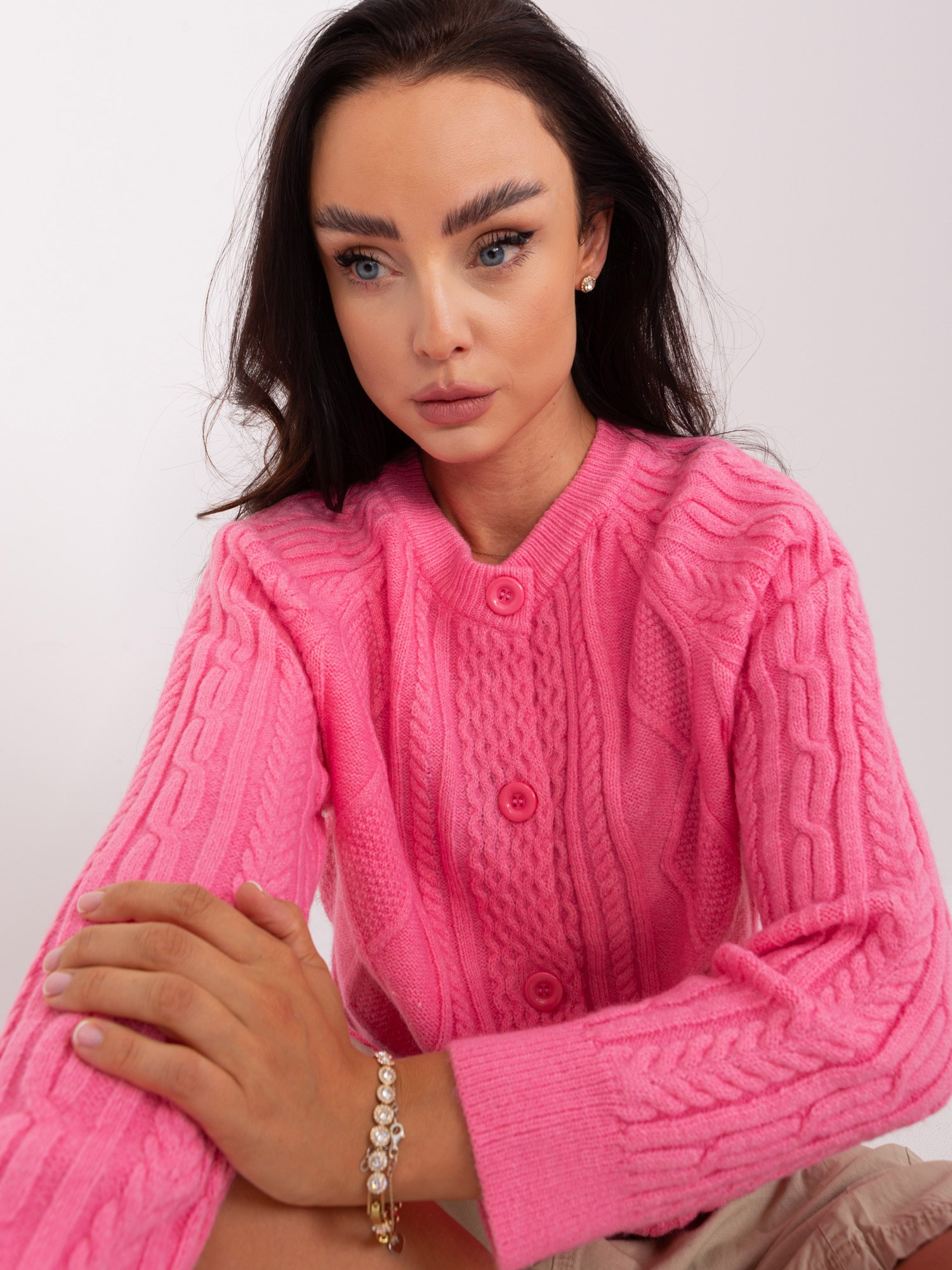 Różowy dzianinowy sweter na guziki