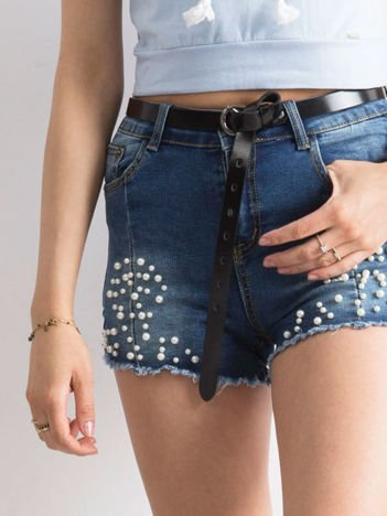 Dunkelblaue Shorts mit Perlen.