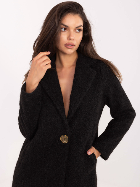 Czarny płaszcz boucle z ozdobnym guzikiem