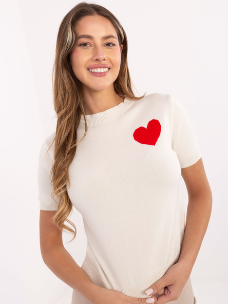 Jasnobeżowy damski sweter z serduszkiem