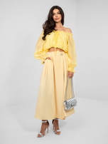 Pastelowa żółta spódnica z ozdobnym guzikiem