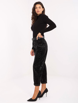 Black eco-leather pants with 7/8 leg.