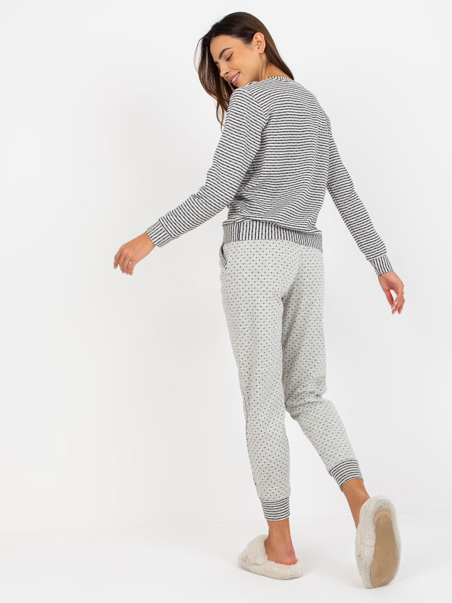 Szara dwuczęściowa piżama z naszywkami