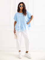 Jasnoniebieska damska bluzka z rozkloszowanym dołem