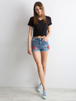 Niebieskie szorty z kwiatowymi naszywkami