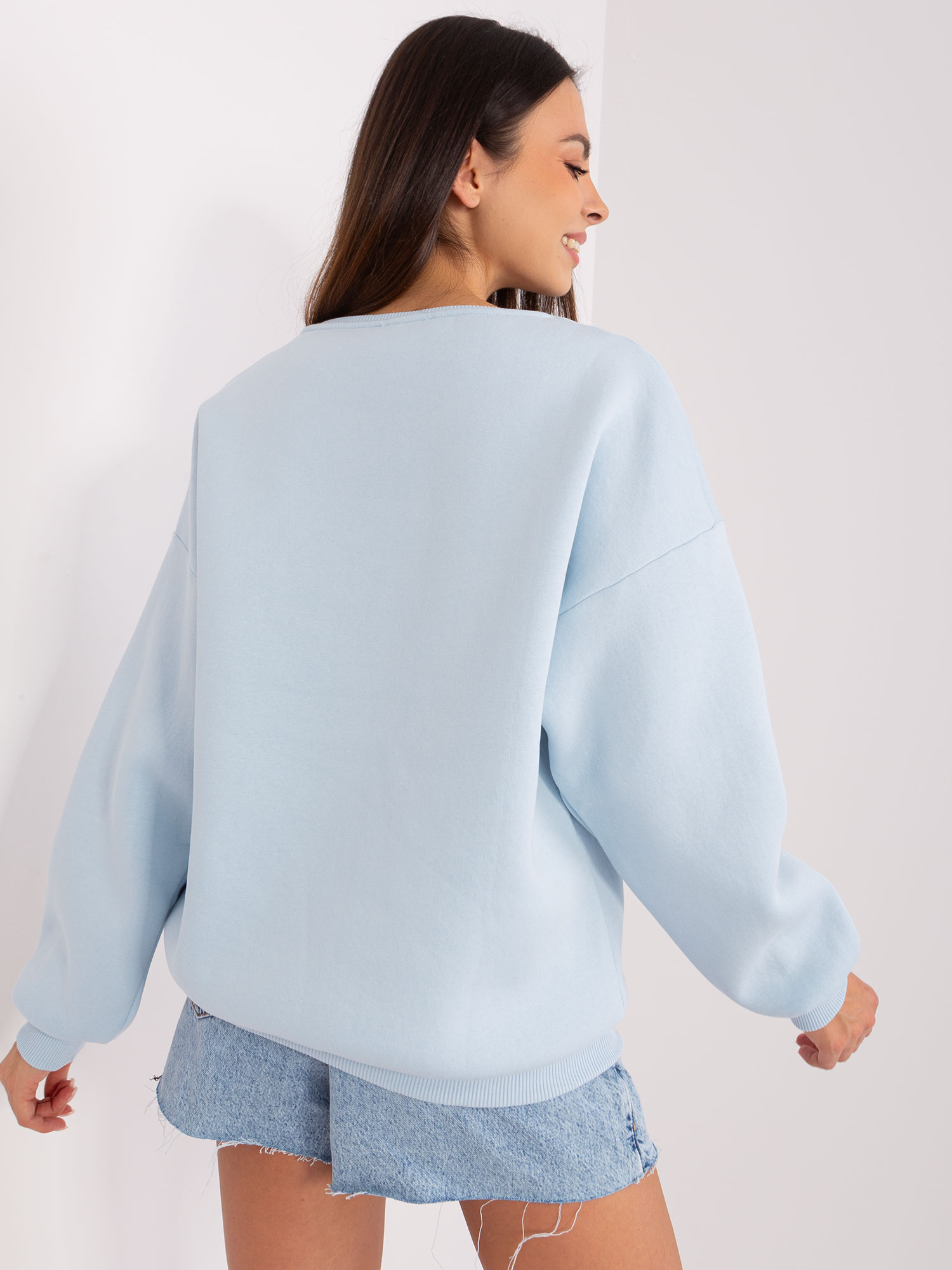 Jasnoniebieska bluza bez kaptura z napisem