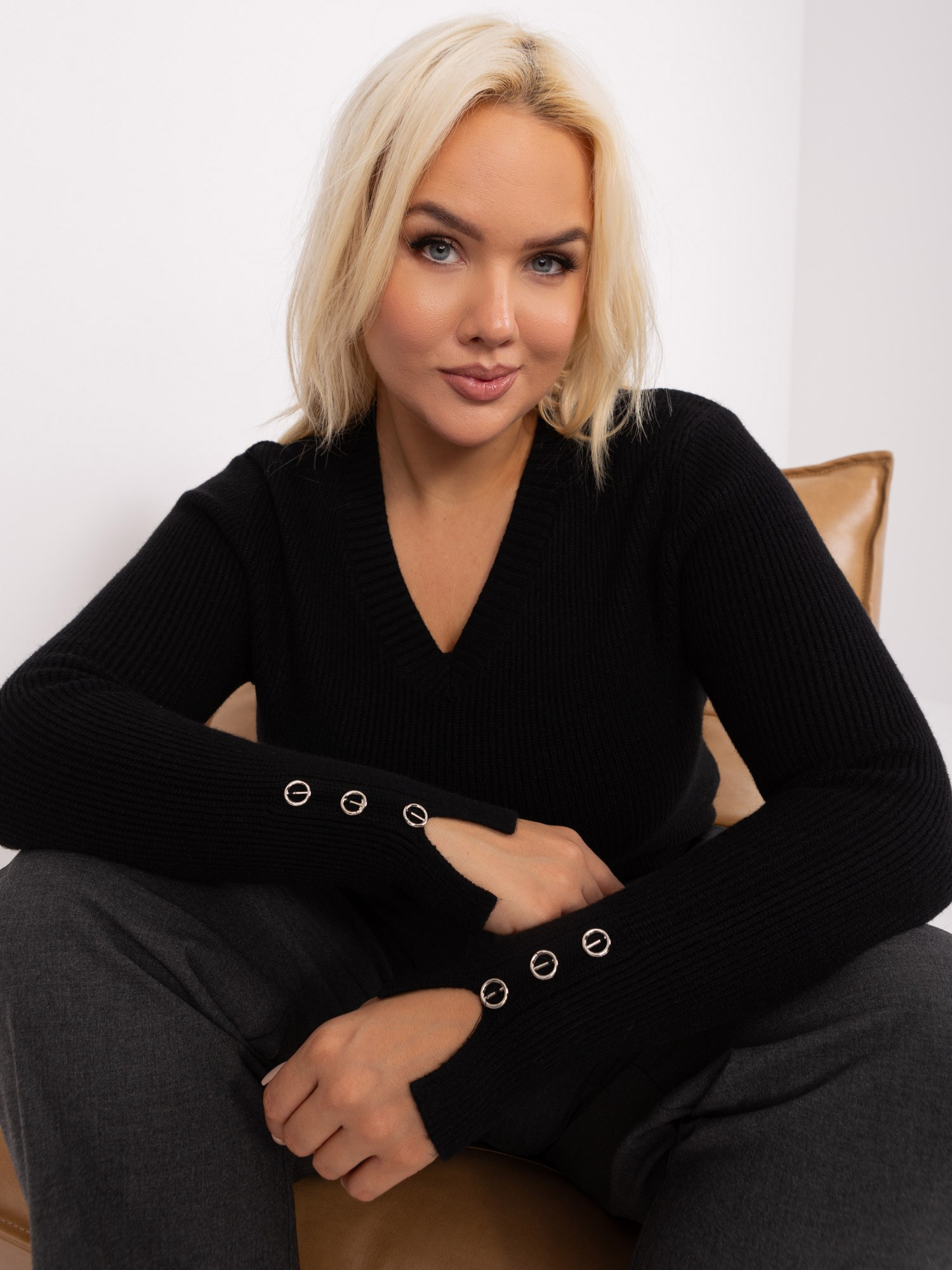 Czarny sweter plus size z dekoltem w serek