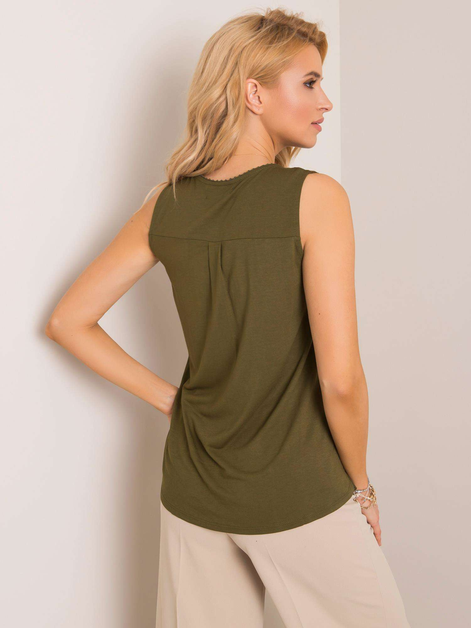 Khaki-Oberteil freundlich.