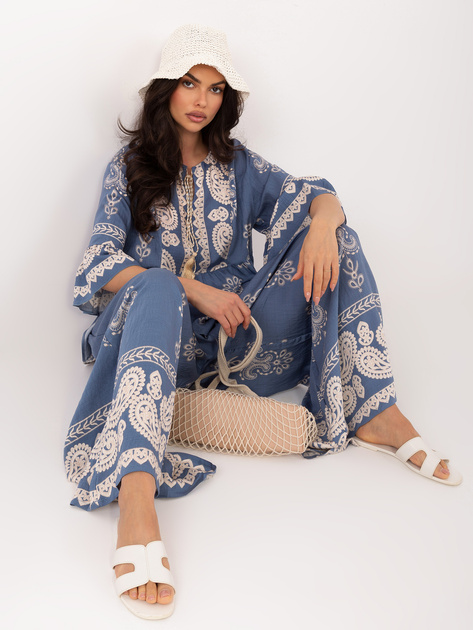 Niebieski letni komplet we wzory