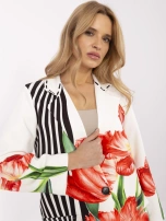 Kremowa marynarka z poduszkami na ramionach