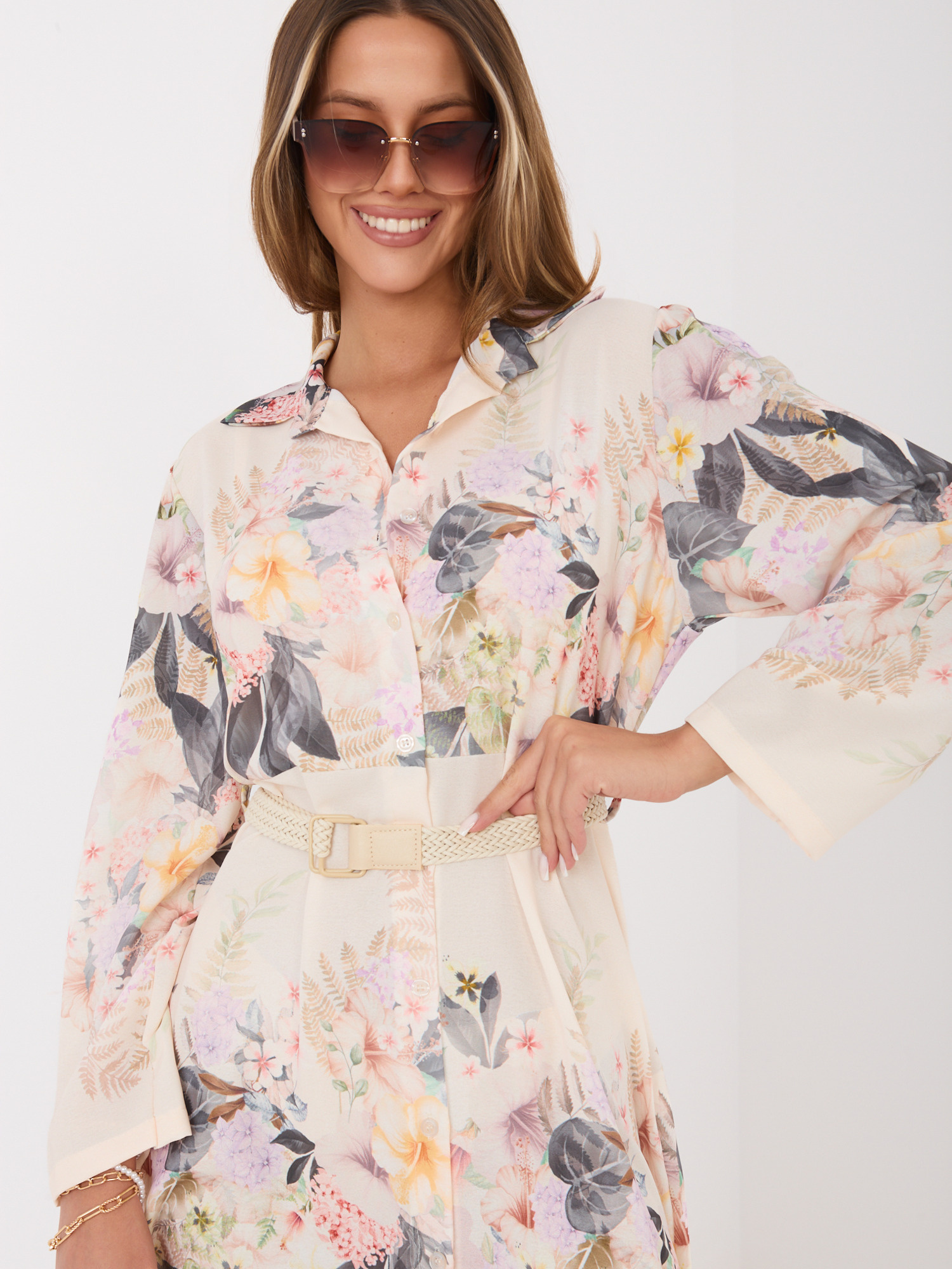 Jasnobeżowa koszulowa sukienka w kwiaty