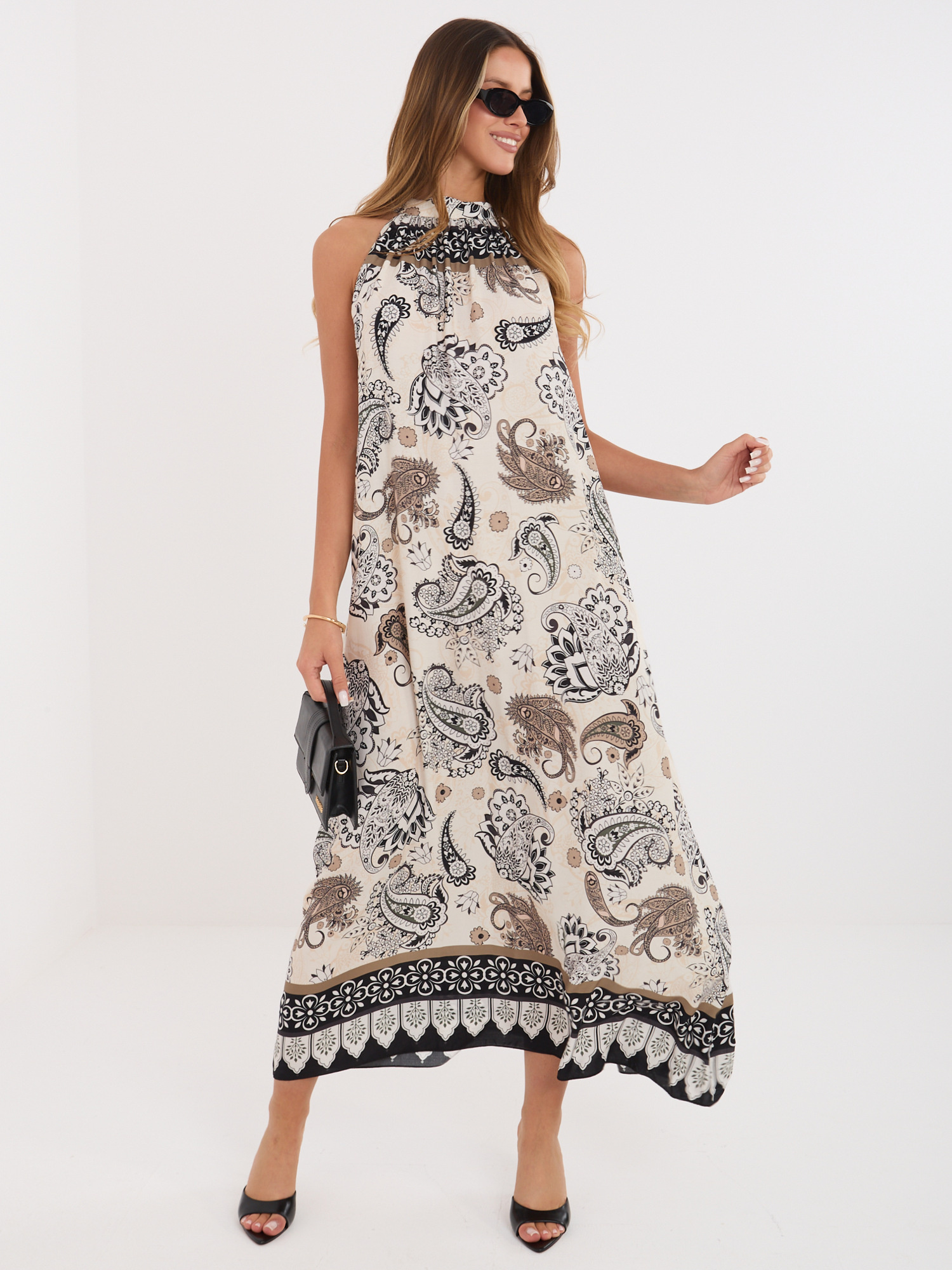 Czarna trapezowa sukienka we wzory