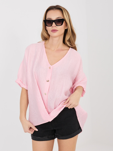 Jasnoróżowa letnia bluzka z zapięciem na guziki