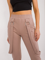 Hurt Ciemnobeżowe spodnie dresowe z ozdobnymi szelkami