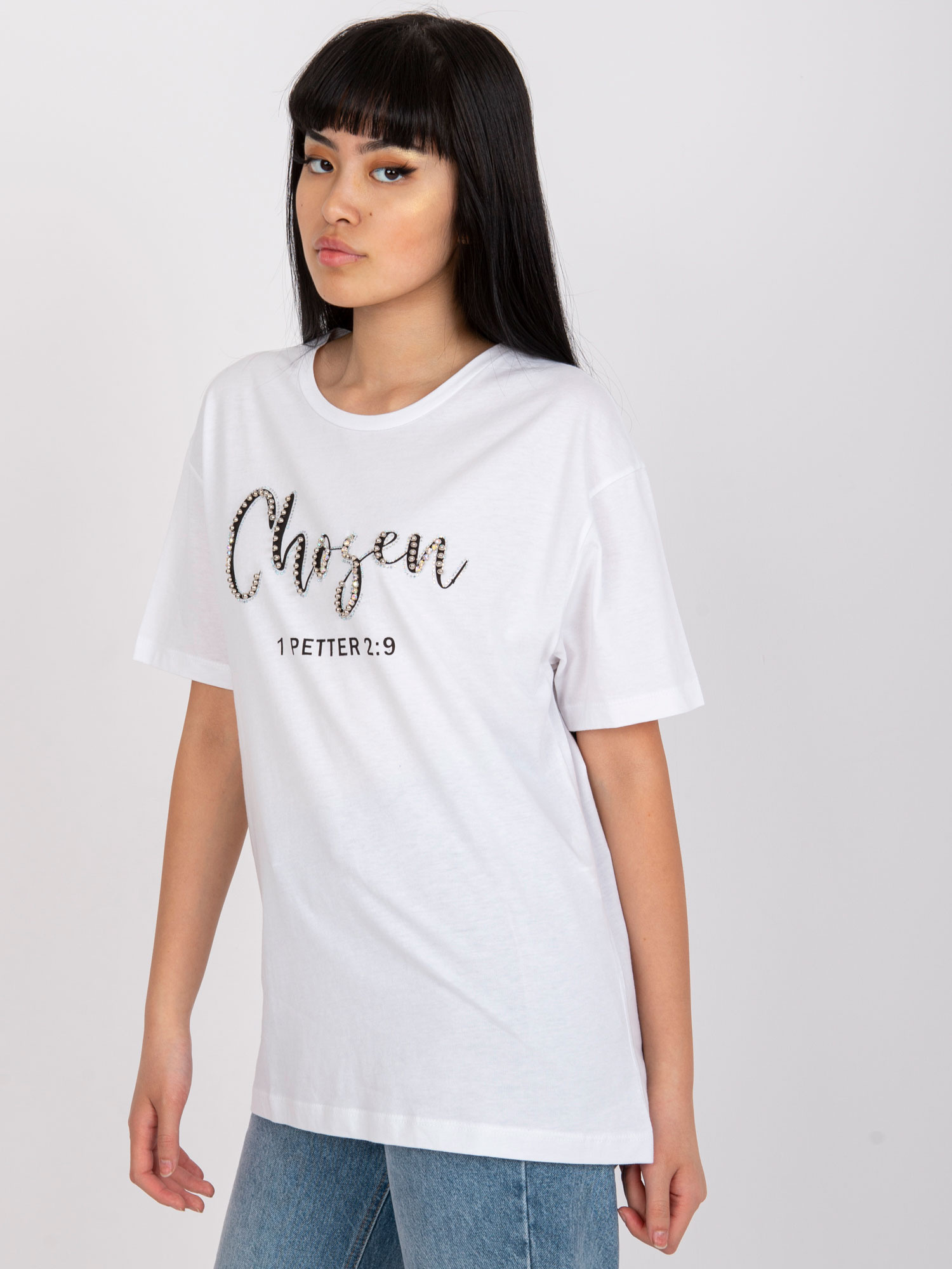 Biały damski t-shirt z napisem i aplikacją 