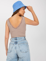 Ciemnobeżowy prążkowany top basic z dekoltem V RUE PARIS 