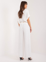 Hurtownia Białe materiałowe spodnie z paskiem 