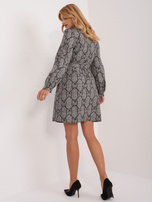 Hurt Grau-schwarzes elegantes Kleid aus Strick mit Mustern.