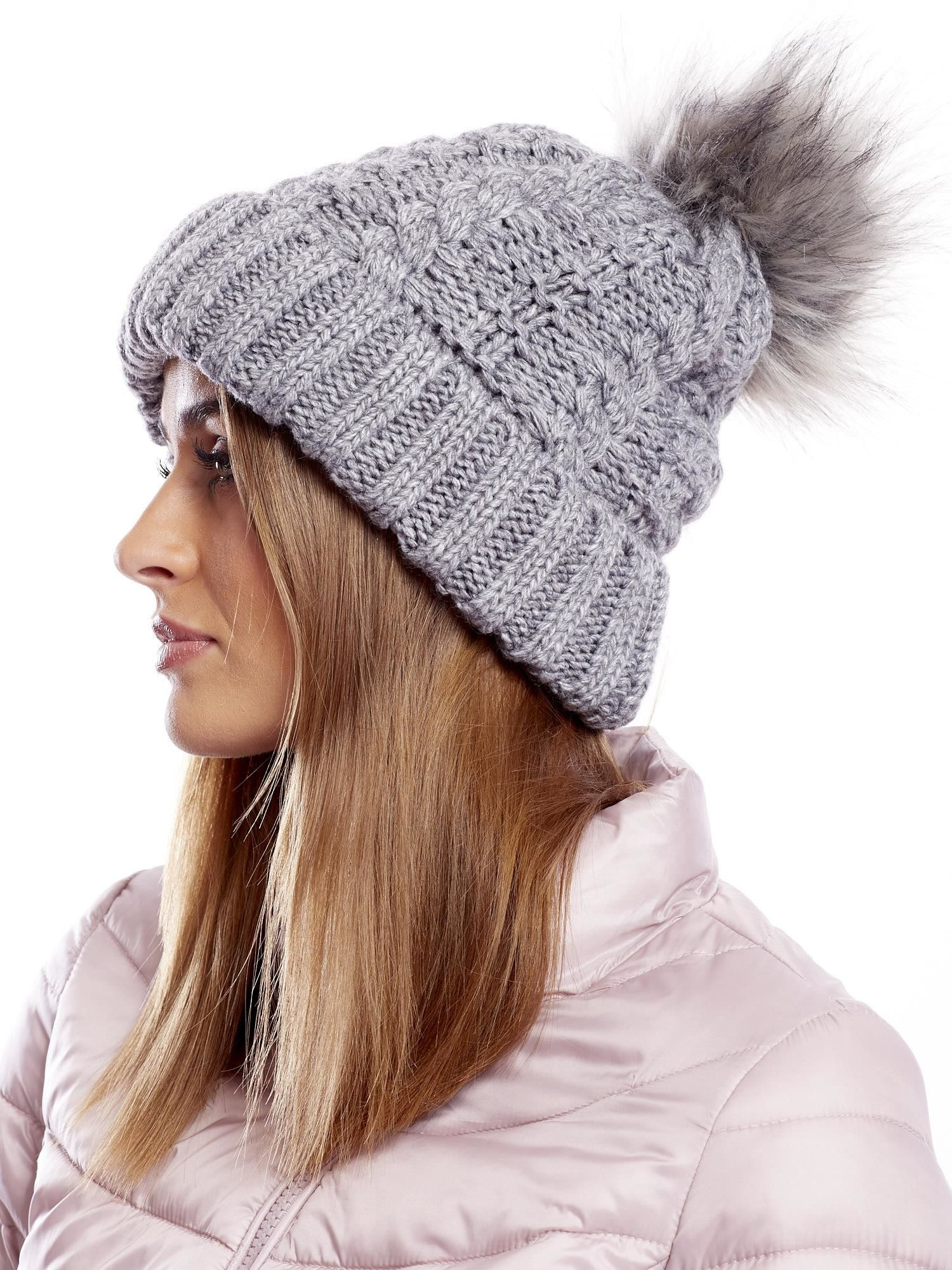 Ciemnoszara czapka z futrzanym pomponem