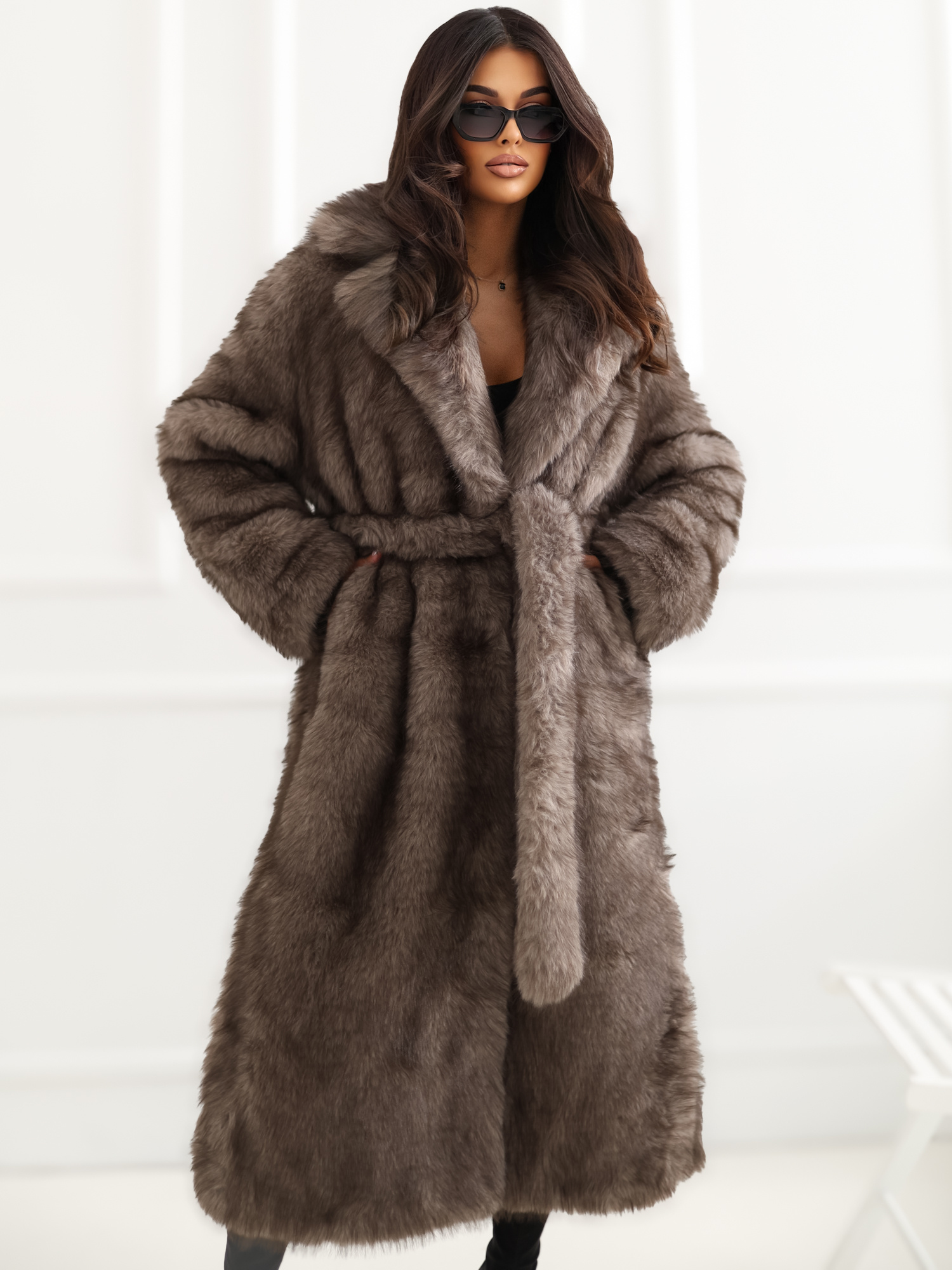 Tamsiai smėlinis ilgas paltas su pamušalu.